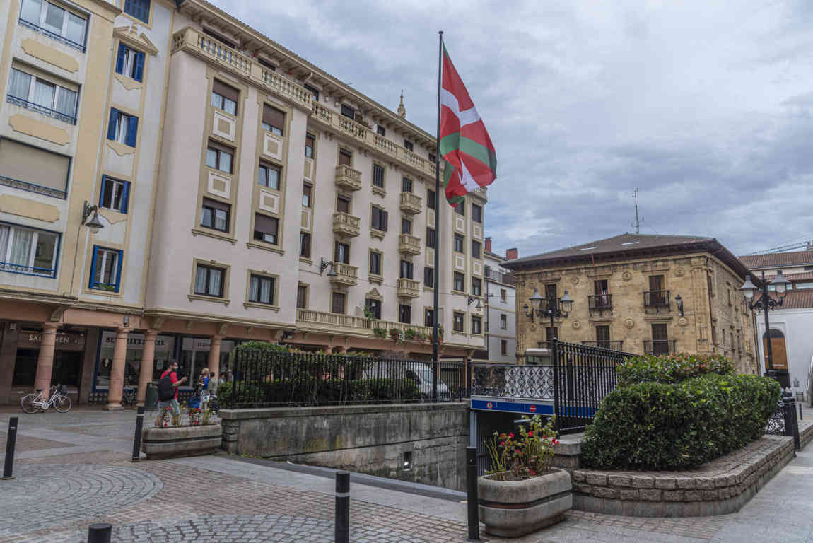 Guipúzcoa - Zarautz 03 - plaza del Ayuntamiento.jpg